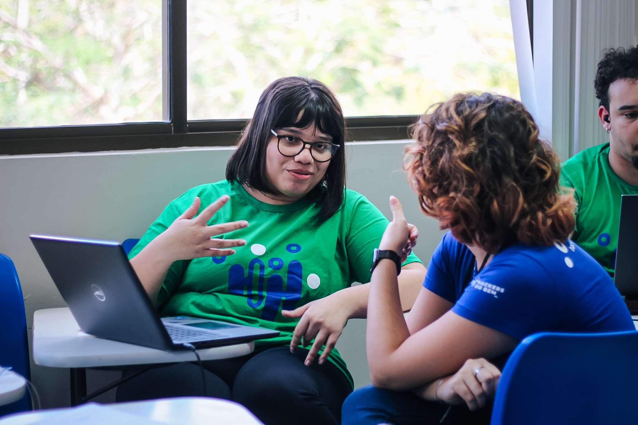 PESSOAS CONVERSANDO E TRABALHANDO