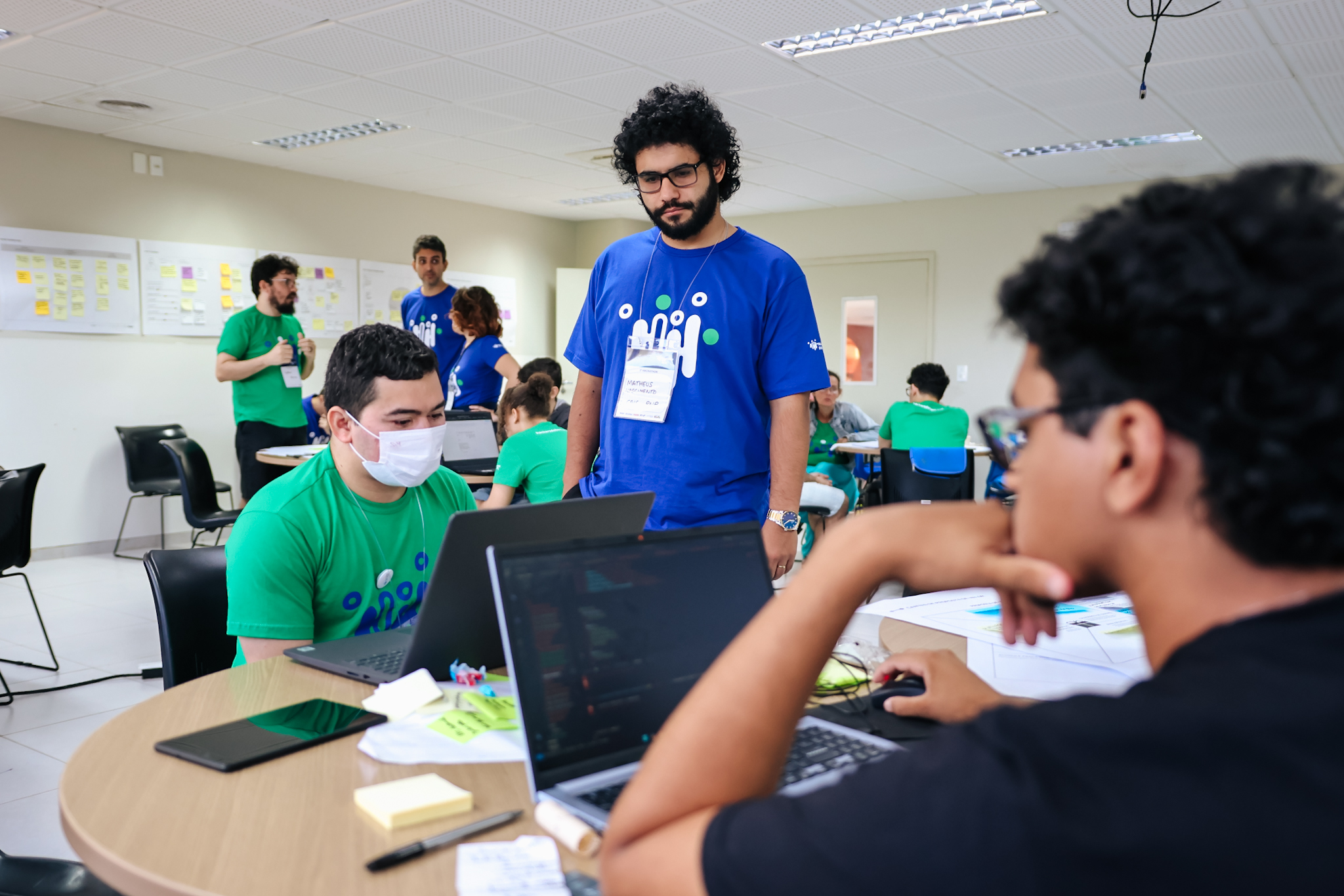 pessoas trabalhando com o computador